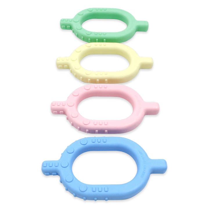 Le Baby Grabber® d'ARK est conçu pour aider les parents et les thérapeutes à accompagner les bébés dans les premières étapes de leur développement oral .  Utilisez-le pour stimuler leur exploration sensorielle et développer leurs compétences de morsure et de mastication. Placez simplement la boucle à l'avant de la bouche du bébé, ou la tige entre ses molaires, et guidez sa mâchoire de haut en bas pour la fermer .   Cette activité oromotrice contribue à renforcer les muscles de la bouche et prépare le bébé à l'acquisition du langage et de l'alimentation . Attention : le Baby Grabber ne doit pas être utilisé sans surveillance. La surveillance d'un adulte est indispensable.  Nouveau et amélioré ! Nous avons combiné le Baby Grabber lisse et texturé en un seul jouet à mâcher : lisse d'un côté et texturé de l'autre, il offre une stimulation sensorielle et tactile variée pour les gencives et la bouche. Pour les tout-petits à la bouche sensible, commencez par présenter la moitié lisse et introduisez progressivement la moitié texturée.  Chaque Baby Grabber mesure environ 11,2 cm de haut, 6,4 cm de large et 1,1 cm d'épaisseur. La rallonge mesure un peu plus de 1,3 cm de long.    Les Baby Grabbers bleu clair, jaune et rose sont doux et moelleux. Le turquoise est plus ferme, mais reste moelleux et souple. Les nuances de couleur exactes peuvent légèrement varier.  Fabriqué aux États-Unis  Fabriqué aux États-Unis par ARK Therapeutic. De qualité médicale, conforme aux normes de la FDA, sans plomb, phtalates, PVC, BPA ni latex.