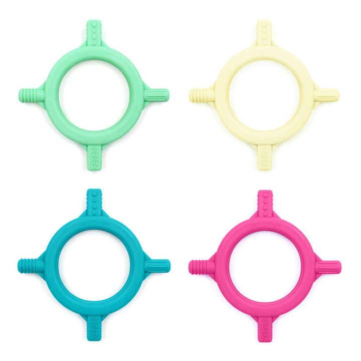Le Baby Tetra-Bite® d'ARK est conçu pour aider les parents et les thérapeutes à accompagner les bébés dans les premières étapes de leur développement oral. Il permet de stimuler l'exploration sensorielle et de développer leurs compétences de morsure et de mastication. Le Baby Tetra-Bite possède 4 « bras » différents, chacun présentant une texture différente pour une stimulation sensorielle variée. Les deux bras cylindriques sont nervurés : l'un avec des nervures horizontales qui entourent l'extension, et l'autre avec des nervures longitudinales qui parcourent toute la longueur de l'extension.  Les deux bras rectangulaires présentent des aspérités : l’un avec des aspérités arrondies et l’autre avec des aspérités en zigzag offrant une stimulation plus intense. Attention : le Baby Tetra-Bite ne doit pas être utilisé sans surveillance. La surveillance d’un adulte est indispensable en permanence. Comme tous les autres modèles, le Baby Tetra-Bite nécessite une surveillance constante.Bébé ARK à mâcher, il est disponible en 2 niveaux de fermeté, identifiés par un code couleur, pour répondre à tous les besoins de mastication :  Niveau standard de flexion Doux Souple et moelleuse, avec beaucoup de souplesse et de flexibilité ; un niveau idéal qui respecte les gencives. Niveau XT intermédiaire de flexion Ferme Plus ferme tout en restant moelleuse et souple ; offre une meilleure résistance à la mâchoire Le Baby Tetra-Bite® offre une expérience sensorielle amusante à chaque bouchée – un support idéal pour l'exploration orale précoce, les bébés qui font leurs dents et les tout-petits en quête de sensations.