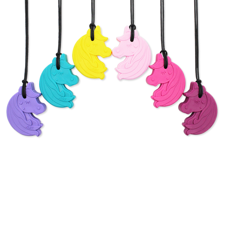 Tout droit sorti d'un conte de fées : un collier licorne à mâcher ! Le Chewnicorn™ arbore un magnifique motif licorne double face, orné d'un adorable cœur et d'une étoile, d'une crinière soyeuse et de l'incontournable corne de licorne. Selon la mythologie, les licornes posséderaient des vertus curatives magiques. De la même manière, mâcher est souvent perçu comme un moyen efficace pour se calmer, se recentrer et gérer le stress et l'anxiété.   Ces licornes sont parfaites pour celles et ceux qui préfèrent mâcher avec leurs prémolaires et/ou leurs incisives. Que vous soyez à l'école, au travail ou que vous ayez simplement besoin d'un moment de calme, la Chewnicorn est une solution sûre et efficace. Comme toutes les autres,ARK chewing-gum, il est disponible en 3 niveaux de dureté, identifiés par un code couleur, pour répondre à tous les besoins de mastication :  Niveau standard de flexion Standard Le niveau le plus souple - recommandé pour les mâcheurs légers qui ne mâchent rien à travers. Niveau XT intermédiaire de flexion XT / Fermeté moyenne Le niveau intermédiaire « Xtra Tough » est plus ferme, mais reste assez moelleux – recommandé pour les personnes qui mâchent modérément. Niveau XXT le plus résistant à la flexion XXT / Très ferme Le niveau « Xtra Xtra Tough » est très ferme et durable – recommandé comme le niveau le plus durable pour les personnes qui mâchent beaucoup. Le collier sensoriel à mâcher Chewnicorn est idéal pour satisfaire tous vos besoins de mastication : il peut vous aider à gérer le stress, l’anxiété, le TDAH, l’autisme, les troubles de l’intégration sensorielle, et bien plus encore.  C’est également une alternative utile aux habitudes de mastication courantes comme le grincement des dents, l’onychophagie, les comportements d’auto-stimulation, le fait de mâcher des vêtements, des crayons, ses doigts, ses articulations, des jouets, etc., et autres fixations orales.
