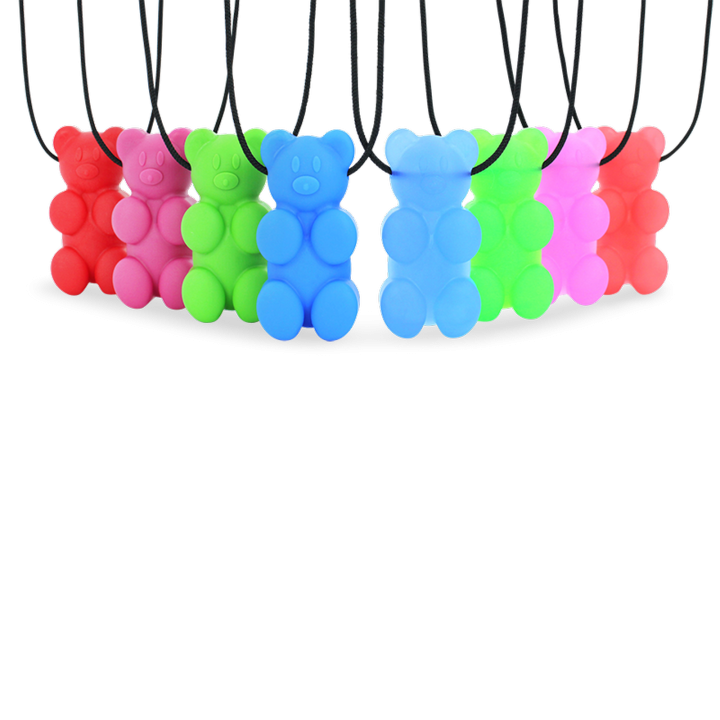 Le collier à mâcher en forme d'ourson en gélatine vous fera sourire à coup sûr ! Ce collier est idéal pour ceux qui préfèrent mâcher avec leurs prémolaires et/ou leurs incisives. Utilisez ce bijou ourson comme une alternative saine à mâcher des crayons, des vêtements, vos doigts, etc., et pour vous aider à vous calmer, à vous concentrer et à réguler vos émotions.   Cet ourson gélifié est idéal pour ceux qui préfèrent une texture douce à mâcher. Que vous soyez à l'école, au travail ou que vous ayez simplement besoin d'un moment de détente, l'ourson gélifié est une solution sûre et efficace. Comme tous les autres, il est délicieux et facile à mâcher.ARK chewing-gum, il est disponible en 3 niveaux de dureté, identifiés par un code couleur, pour répondre à tous les besoins de mastication :  Niveau standard de flexion Standard Le niveau le plus souple - recommandé pour les mâcheurs légers qui ne mâchent rien à travers. Niveau XT intermédiaire de flexion XT / Fermeté moyenne Le niveau intermédiaire « Xtra Tough » est plus ferme, mais reste assez moelleux – recommandé pour les personnes qui mâchent modérément. Niveau XXT le plus résistant à la flexion XXT / Très ferme Le niveau « Xtra Xtra Tough » est très ferme et durable – recommandé comme le niveau le plus durable pour les personnes qui mâchent beaucoup. Le collier à mâcher en forme d'ourson en gélatine est idéal pour satisfaire votre besoin de mâcher : il peut vous aider à gérer le stress, l'anxiété, le TDAH, l'autisme, les troubles de l'intégration sensorielle, etc.  C'est également une alternative utile aux habitudes de mastication courantes comme le grincement des dents, l'onychophagie, les comportements d'auto-stimulation, le fait de mâcher des vêtements, des crayons, ses doigts, ses articulations, des jouets, etc., et autres fixations orales.
