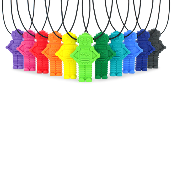 Le collier à mâcher sensoriel ARK RoboChew™ vous fera sourire à coup sûr ! Ce pendentif robot à mâcher est idéal pour ceux qui préfèrent mâcher avec leurs prémolaires et/ou leurs incisives. Il est doté de nombreuses nervures et bosses tactiles pour une stimulation sensorielle accrue grâce à sa texture.   Conçu pour les amoureux des textures, ce robot est un incontournable pour les personnes en quête de sensations. Que vous soyez à l'école, au travail ou que vous ayez simplement besoin d'un moment de calme, le RoboChew est une solution sûre et efficace. Comme tous les autres robots, il est idéal pour les enfants et les adultes.ARK chewing-gum, il est disponible en 3 niveaux de dureté, identifiés par un code couleur, pour répondre à tous les besoins de mastication :  Niveau standard de flexion Standard Le niveau le plus souple - recommandé pour les mâcheurs légers qui ne mâchent rien à travers. Niveau XT intermédiaire de flexion XT / Fermeté moyenne Le niveau intermédiaire « Xtra Tough » est plus ferme, mais reste assez moelleux – recommandé pour les personnes qui mâchent modérément. Niveau XXT le plus résistant à la flexion XXT / Très ferme Le niveau « Xtra Xtra Tough » est très ferme et durable – recommandé comme le niveau le plus durable pour les personnes qui mâchent beaucoup. Le collier sensoriel à mâcher RoboChew™ est idéal pour satisfaire tous vos besoins de mastication : il peut vous aider à gérer le stress, l’anxiété, le TDAH, l’autisme, les troubles de l’intégration sensorielle, et bien plus encore.  C’est également une alternative utile aux habitudes de mastication courantes comme le grincement des dents, l’onychophagie, les comportements d’auto-stimulation, le fait de mâcher des vêtements, des crayons, ses doigts, ses articulations, des jouets, etc., et autres fixations orales.