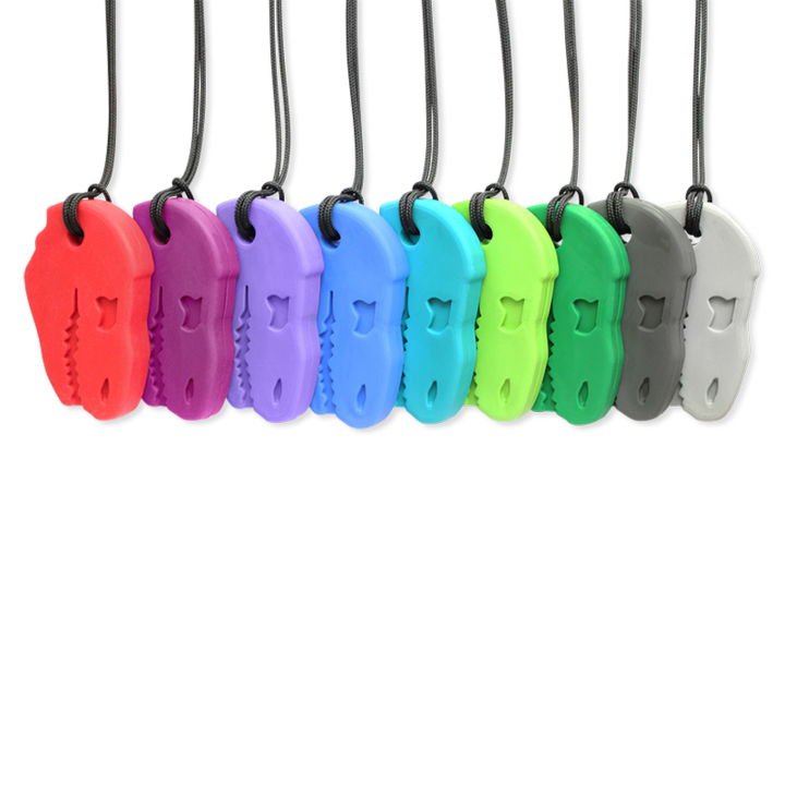 Le collier à mâcher ARK Dino-Bite® est le bijou à mâcher le plus cool du moment ! Son pendentif T-Rex rugissant fera sensation auprès des fans de dinosaures de tous âges. Un de nos modèles les plus robustes, ce collier à mâcher dinosaure est vraiment impressionnant, avec de belles dents bien charnues. C'est une excellente option pour ceux qui préfèrent mâcher avec leurs prémolaires et/ou leurs incisives. Utilisez ce bijou sensoriel oral comme une alternative sûre à mâcher des crayons, des vêtements, vos doigts, etc., et pour vous aider à vous calmer, à vous concentrer et à réguler votre humeur.  Ce jouet à mâcher est idéal pour les mâcheurs invétérés. Que vous soyez à l'école, au travail ou que vous ayez simplement besoin d'un moment pour vous calmer, le Dino-Bite est une solution sûre et efficace. Comme tous les autres, il est conçu pour durer.ARK chewing-gum, il est disponible en 3 niveaux de dureté, identifiés par un code couleur, pour répondre à tous les besoins de mastication :  Niveau standard de flexion Standard Le niveau le plus souple - recommandé pour les mâcheurs légers qui ne mâchent rien à travers. Niveau XT intermédiaire de flexion XT / Fermeté moyenne Le niveau intermédiaire « Xtra Tough » est plus ferme, mais reste assez moelleux – recommandé pour les personnes qui mâchent modérément. Niveau XXT le plus résistant à la flexion XXT / Très ferme Le niveau « Xtra Xtra Tough » est très ferme et durable – recommandé comme le niveau le plus durable pour les personnes qui mâchent beaucoup. Le Dino-Bite est idéal pour satisfaire tous vos besoins de mastication : il peut vous aider à gérer le stress, l’anxiété, le TDAH, l’autisme, les troubles de l’intégration sensorielle, et bien plus encore.  C’est également une alternative utile aux habitudes de mastication courantes comme le grincement des dents, l’onychophagie, les comportements d’auto-stimulation, le fait de mâcher des vêtements, des crayons, ses doigts, ses articulations, des jouets, etc., et autres fixations orales.