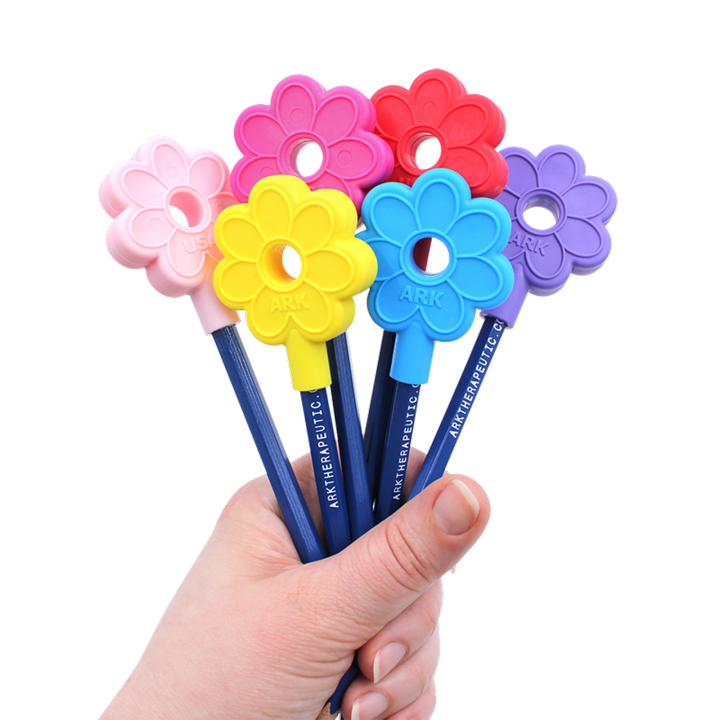 Besoin d'une solution efficace pour les enfants qui mâchouillent leurs crayons ? L'embout à mâcher en forme de fleur ARK est la solution idéale. Son design floral, avec ses nervures agréables au toucher autour des pétales, et sa forme creuse qui s'adapte à l'extrémité du crayon, en font un accessoire parfait.   Avec sa forme large et épaisse, cet embout à mâcher est idéal pour les enfants qui aiment mâcher. Chaque embout est plein à une extrémité pour être mâché, et creux à l'autre pour s'adapter facilement aux crayons n° 2 standard. Que vous soyez à l'école, au travail ou que vous ayez simplement besoin d'un moment de détente, l'embout à mâcher en forme de fleur est une solution sûre et efficace. Comme tous les autres embouts à mâcher, il est parfait pour les enfants qui aiment mâcher.ARK mâche, il est disponible en 3 niveaux de dureté, identifiés par un code couleur, pour répondre à tous les besoins de mastication :  Niveau standard de flexion Standard Le niveau le plus souple - recommandé pour les mâcheurs légers qui ne mâchent rien à travers. Niveau XT intermédiaire de flexion XT / Fermeté moyenne Le niveau intermédiaire « Xtra Tough » est plus ferme, mais reste assez moelleux – recommandé pour les personnes qui mâchent modérément. Niveau XXT le plus résistant à la flexion XXT / Très ferme Le niveau « Xtra Xtra Tough » est très ferme et durable – recommandé comme le niveau le plus durable pour les personnes qui mâchent beaucoup. L'embout de crayon à mâcher en forme de fleur est idéal pour satisfaire tous vos besoins de mastication : il peut vous aider à gérer le stress, l'anxiété, le TDAH, l'autisme, les troubles de l'intégration sensorielle, etc.  C'est également une alternative utile aux habitudes de mastication courantes comme le grincement des dents, l'onychophagie, les comportements d'auto-stimulation, le fait de mâcher des vêtements, des crayons, ses doigts, ses articulations, des jouets, etc., et autres fixations orales.