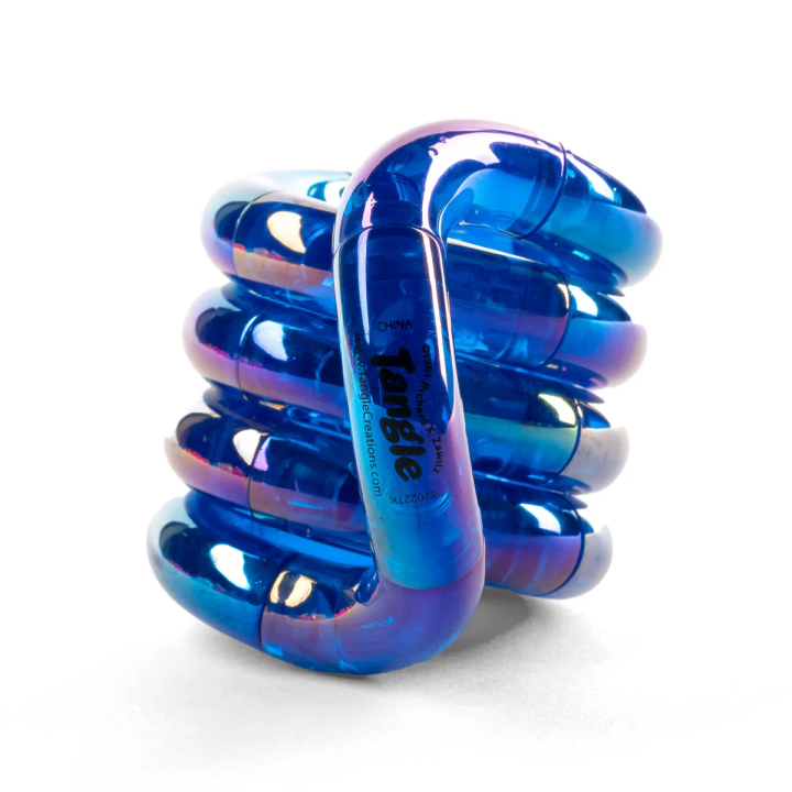 Extériorisez vos émotions avec style grâce à la collection Tangle® Jr. Gems ! Chaque coloris éclatant offre une finition scintillante et irisée ! Collectionnez-les tous !  Après 43 ans et plus de 250 millions d'exemplaires vendus dans le monde, les Tangles sont partout. De la salle de classe à la salle de réunion, et partout ailleurs, le plaisir et la créativité sont sans fin avec un Tangle en main.  Améliore la motricité fine Calme l'anxiété et détend l'esprit.
