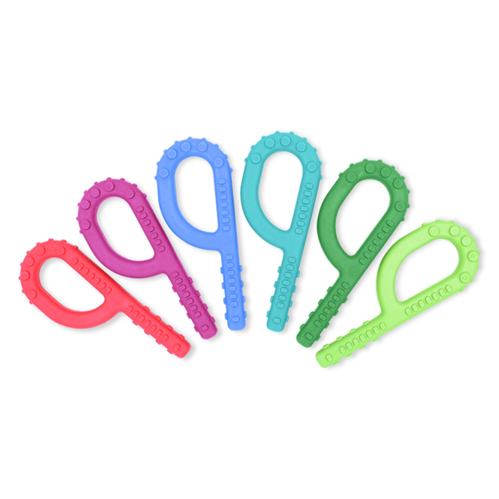 L'ARK Textured Grabber® est un outil de mastication pour la motricité orale offrant trois surfaces différentes : lisse, à picots circulaires et à picots rectangulaires. Apprécié des personnes en quête de stimulation sensorielle, il offre une stimulation sensorielle supplémentaire grâce à ses différentes textures. Utilisé en thérapie alimentaire, il imite la sensation des aliments pour une pratique de mastication réaliste. Il contribue également à désensibiliser la bouche, à réduire les réactions de défense et d'aversion orales, et à faciliter la transition des personnes présentant des troubles sensoriels des purées aux aliments texturés.    Tout comme l'originalPinceLa pince texturée est dotée d'une boucle facile à prendre en main et d'une longue extension permettant d'atteindre les molaires du fond. Utilisez-la comme alternative sûre au fait de mâcher ses mains, ses vêtements, ses crayons, etc. Elle peut également servir d'outil de thérapie orale motrice pour pratiquer la mastication sans risque d'étouffement, renforcer la mâchoire et exercer les muscles de la bouche. Comme toutes les pinces texturées, elle est idéale pour les dents de sagesse.ARK mâche, il est disponible en 3 niveaux de dureté, identifiés par un code couleur, pour répondre à tous les besoins de mastication :  Niveau standard de flexion Standard Le niveau le plus souple – recommandé pour une mastication légère, les personnes ayant un faible tonus buccal ou celles dont la force de la mâchoire est limitée et qui apprennent tout juste à mordre et à mâcher. Niveau XT intermédiaire de flexion XT / Fermeté moyenne Le niveau intermédiaire « Xtra Tough » est plus ferme, mais reste assez moelleux ; il est recommandé pour les personnes qui mâchent modérément. Les personnes qui souhaitent renforcer leur mâchoire peuvent également passer progressivement du niveau souple au niveau XT. Niveau XXT le plus résistant à la flexion XXT / Très ferme Le niveau « Xtra Xtra Tough » est extrêmement ferme et durable ; il est recommandé comme le niveau le plus résistant pour les personnes qui mâchent beaucoup. Ces mâchoires sont les plus fermes et offrent une résistance maximale à la mâchoire. Le jouet à mâcher sensoriel Textured Grabber® est idéal pour satisfaire tous vos besoins de mastication : il peut vous aider à gérer le stress, l’anxiété, le TDAH, l’autisme, les troubles de l’intégration sensorielle, les besoins thérapeutiques, et bien plus encore.  C’est également une alternative utile aux habitudes de mastication courantes comme le grincement des dents, l’onychophagie, les comportements d’auto-stimulation, le fait de mâcher des vêtements, des crayons, ses doigts, ses articulations, des jouets, etc., et autres fixations orales.