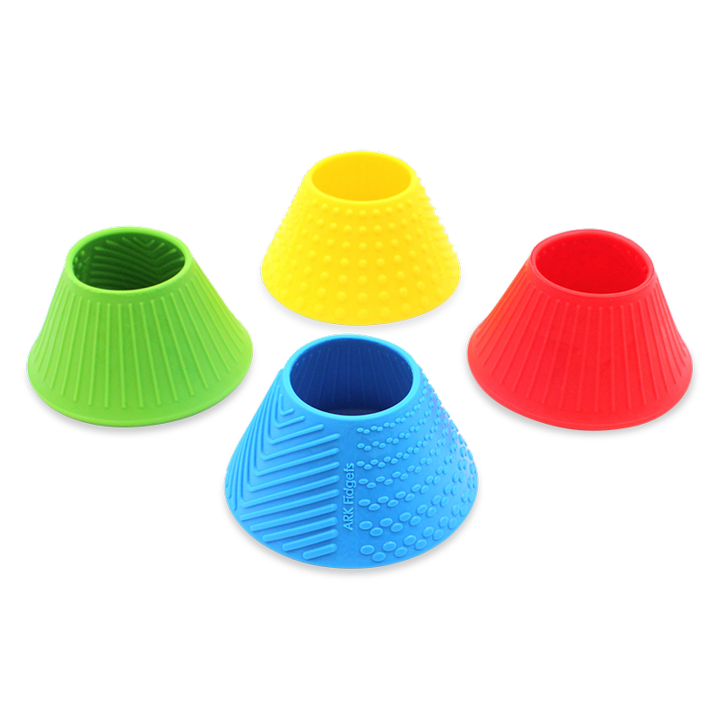 L'ARK Flidget™ est un objet tactile anti-stress amusant pour la maison, l'école, le travail ou tout autre endroit. Retournez-le pour vous occuper les mains et vous concentrer.   Vous pouvez également passer vos doigts sur chacune des 4 zones texturées. Sur le pourtour du Flidget, une section présente des bosses, des ovales et des lignes, dont la taille augmente progressivement du haut vers le bas, pour une variété tactile encore plus grande. Des lignes verticales parcourent la partie intérieure du Flidget.  En prime : le Flidget est à mâcher !  Le Flidget existe en deux niveaux de fermeté : souple (standard) et ferme (XT). Le modèle souple est plus facile à manipuler, tandis que le modèle ferme offre un défi plus important pour solliciter davantage les mains. Il est vendu par lot de 2, contenant un Flidget de chaque niveau de fermeté. Que vous soyez à l'école, au travail ou que vous ayez simplement besoin d'un moment de détente, le Flidget est une solution sûre et efficace. Ce jouet à mâcher est disponible en deux niveaux de fermeté, chacun associé à une couleur.
