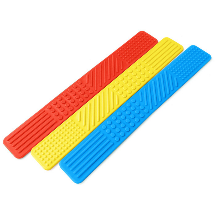 Le pack de marque-pages sensoriels ARK – un objet tactile amusant à manipuler à la maison, à l'école, au travail ou partout ailleurs. Discret, il se fond dans le décor de votre bureau sans attirer l'attention. Passez vos doigts sur quatre zones texturées différentes : petites bosses, grosses bosses, lignes droites et lignes diagonales. Les lignes offrent une sensation plus douce tandis que les bosses sont plus marquées, pour une stimulation tactile adaptée à vos besoins.   En prime : ces marque-pages sont doux et flexibles ! Pliez-les, tordez-les, roulez-les et manipulez-les à votre guise ! Que vous soyez à l’école, au travail ou que vous ayez simplement besoin d’un moment de calme, les marque-pages sensoriels constituent une solution sûre et efficace. Utilisez-les pour gérer le stress, l’anxiété, le TDAH, l’autisme, les troubles de l’intégration sensorielle, et bien plus encore.