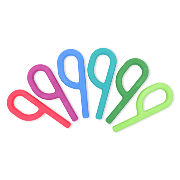L'outil de mastication ARK Grabber® est le premier outil de stimulation oro-motrice. Inventé par Debra C. Lowsky, orthophoniste (MS, CCC-SLP), sa forme en P est dotée d'une boucle facilitant la prise en main et d'une longue extension permettant d'atteindre facilement les molaires du fond.    Besoin de mâcher ? Utilisez le Grabber comme alternative sûre au fait de mâcher ses mains, ses vêtements, ses crayons, etc. Besoin de travailler votre motricité bucco-faciale ? Utilisez-le pour vous entraîner à mordre et à mâcher sans risque d'étouffement, renforcer votre mâchoire et exercer les muscles de votre bouche. Il peut également soulager le bruxisme (grincement des dents) ou satisfaire le besoin de mâcher chez les personnes alimentées par sonde gastrique. Le Grabber a de multiples usages ! Comme tous les autresARK mâche, il est disponible en 3 niveaux de dureté, identifiés par un code couleur, pour répondre à tous les besoins de mastication :  Niveau standard de flexion Standard Le niveau le plus souple – recommandé pour une mastication légère, les personnes ayant un faible tonus buccal ou celles dont la force de la mâchoire est limitée et qui apprennent tout juste à mordre et à mâcher. Niveau XT intermédiaire de flexion XT / Fermeté moyenne Le niveau intermédiaire « Xtra Tough » est plus ferme, mais reste assez moelleux ; il est recommandé pour les personnes qui mâchent modérément. Les personnes qui souhaitent renforcer leur mâchoire peuvent également passer progressivement du niveau souple au niveau XT. Niveau XXT le plus résistant à la flexion XXT / Très ferme Le niveau « Xtra Xtra Tough » est extrêmement ferme et durable ; il est recommandé comme le niveau le plus résistant pour les personnes qui mâchent beaucoup. Ces mâchoires sont les plus fermes et offrent une résistance maximale à la mâchoire. Le Grabber® est idéal pour satisfaire tous vos besoins de mastication : il peut vous aider à gérer le stress, l’anxiété, le TDAH, l’autisme, les troubles de l’intégration sensorielle, à répondre à vos besoins thérapeutiques, et bien plus encore.  C’est également une alternative utile aux habitudes de mastication courantes comme le grincement des dents, l’onychophagie, les comportements d’auto-stimulation, le fait de mâcher des vêtements, des crayons, ses doigts, ses articulations, des jouets, etc., et autres fixations orales.