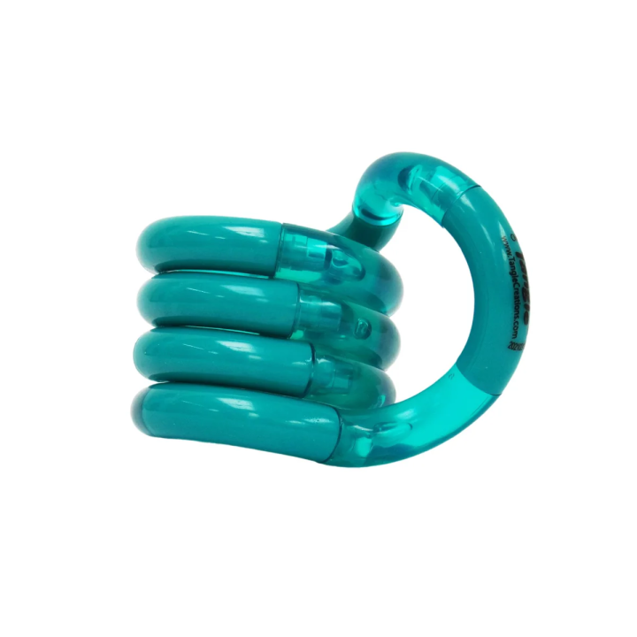 L'inspiration Twisty au creux de votre main ! Les Palm Tangle Classics, disponibles dans de nouveaux coloris, sont les derniers-nés de la famille Tangle, des outils ludiques et éducatifs pour se défouler. Ce Tangle est légèrement plus grand que le Tangle Jr. et promet des heures d'amusement ! Améliore la motricité fine Calme l'anxiété et détend l'esprit Contribue à instaurer de saines habitudes.