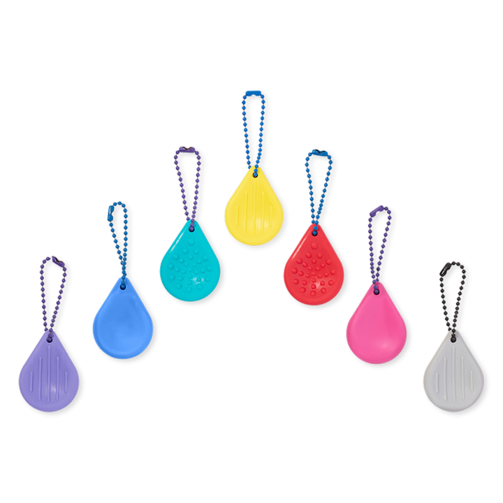 Les SensaStones™ d'ARK sont des porte-clés anti-stress apaisants qui s'intègrent discrètement à votre quotidien pour un soutien sensoriel ponctuel. Accrochez-les à vos clés, votre sac, votre poche ou tout autre endroit à portée de main. Ces porte-clés, inspirés des pierres à soucis, sont vendus par lot de trois. Chaque pierre offre une texture et une expérience sensorielle différentes. La version lisse est très agréable au toucher, comme une pierre à soucis traditionnelle ; la version lignée propose une stimulation tactile douce grâce à ses lignes en relief ; et la version texturée offre une stimulation tactile plus intense grâce à ses bosses. Ensemble, elles offrent une gamme de sensations croissantes, idéale pour celles et ceux qui recherchent une solution anti-stress discrète.    Que vous soyez à l'école, au travail ou que vous ayez simplement besoin d'un moment pour vous recentrer, les SensaStones constituent une solution sûre et efficace. Utilisez-les pour gérer le stress, l'anxiété, le TDAH, l'autisme, les troubles de l'intégration sensorielle, et bien plus encore
