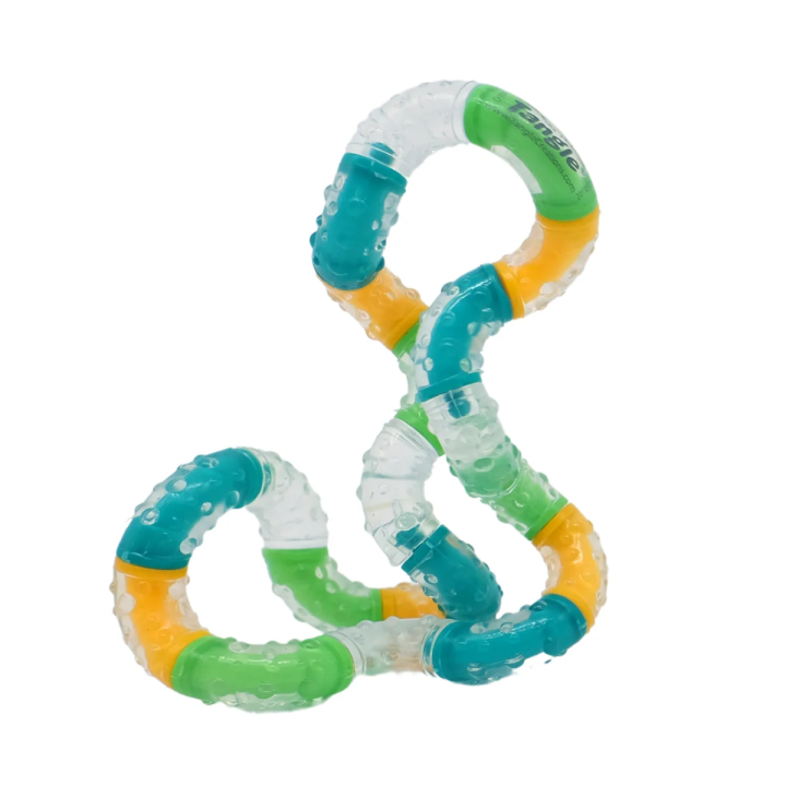 Avec ses picots texturés en caoutchouc sans latex, le BrainTools Imagine est idéal pour se défouler n'importe où et n'importe quand ! Ses couleurs vives et éclatantes en font le petit dernier de la gamme Tangle, une collection de jouets éducatifs et ludiques ! Améliore la motricité fine La texture granuleuse améliore la stimulation sensorielle Utile pour la thérapie de la main et du poignet Calme l'anxiété et détend l'esprit Contribue à instaurer de saines habitudes