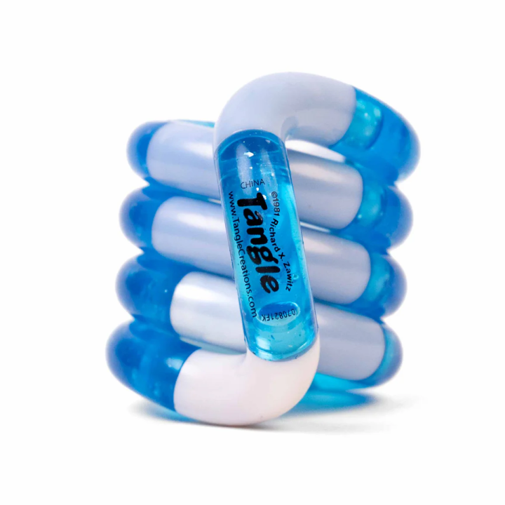 La série Tangle Jr. Crush a de quoi plaire à tout le monde !  Manipuler des Tangles est un outil incroyablement efficace pour apaiser le stress et améliorer la concentration ! Une fois que vous aurez un Tangle en main, vous aurez du mal à le lâcher.