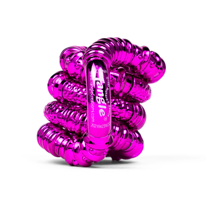 Les textures et les reflets métalliques s'harmonisent à la perfection pour créer une expérience sensorielle unique en son genre !  Le Tangle Jr. Métallisé Texturé est brillant, éclatant et agréable au toucher ! Stimulez votre sens du toucher avec cet outil incroyable. Collectionnez-les tous ! Calme l'anxiété et détend l'esprit Contribue à instaurer de saines habitudes.
