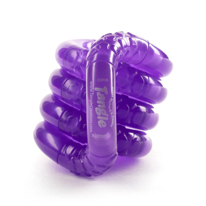 Amusez-vous avec les Tangles dans le noir ! Les Tangles phosphorescents rayonnent de lumière ! Tournez-les et vous serez surpris de voir à quel point c'est amusant de manipuler des Tangles lumineux ! Collectionnez-les tous !  Après 43 ans et plus de 250 millions d'exemplaires vendus dans le monde, les Tangles sont partout. De la salle de classe à la salle de réunion, et partout ailleurs, le plaisir et la créativité sont sans fin avec un Tangle en main.  Améliore la motricité fine Calme l'anxiété et détend l'esprit