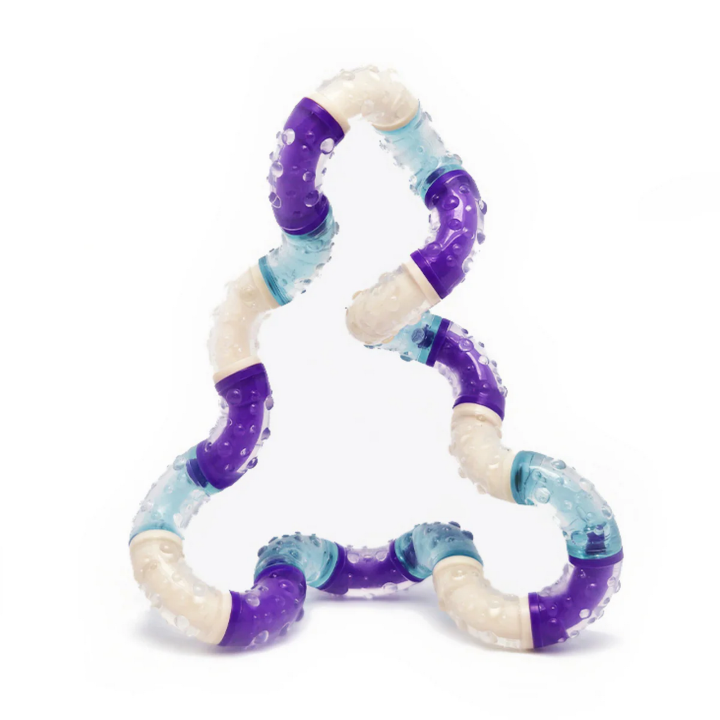 Tangle Relax – Maintenant disponible en 3 nouvelles couleurs !  Le Tangle Relax est un dispositif médical enregistré auprès de la FDA, conçu avec une forme ergonomique et flexible pour faciliter la thérapie de la main, soulager le stress léger, aider au sevrage tabagique, développer la motricité fine et bien plus encore. Désormais disponible en trois nouvelles couleurs éclatantes , il offre la même expérience tactile apaisante, avec un tout nouveau design !  Recouvert de petites bosses en caoutchouc doux et texturé, chaque Tangle offre une expérience sensorielle unique , à la fois apaisante et ludique. Le mouvement favorise la relaxation et la concentration, ce qui en fait un outil polyvalent pour le bien-être et la concentration.  La capacité à se concentrer en bougeant est incroyable ! Des études montrent que manipuler discrètement des objets pendant les périodes de stress peut favoriser le calme, améliorer la concentration, réguler les fonctions corporelles et même faciliter la rééducation . Partout au pays, des enseignants utilisent les Tangles pour soutenir la lecture, la compréhension des mathématiques et la concentration en classe , aidant ainsi les élèves à rester concentrés sur leurs tâches.  Nouvelles couleurs. Mêmes avantages. Des possibilités infinies.