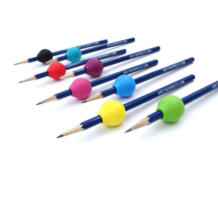 Inventé par l'ergothérapeute Tina M. Butterfield, MSOT, OTR/L, et développé par ARK Therapeutic, le Butter Grip est spécialement conçu pour favoriser un bon positionnement des doigts lors de l'écriture. Une bonne prise en main stimule non seulement le développement de la motricité fine, mais améliore aussi la lisibilité de l'écriture. La forme arrondie de ce manchon pour crayon offre un repère tactile aux doigts. Ces derniers l'enlacent et leurs extrémités reposent juste en dessous, sur le crayon. Dans cette position, le Butter Grip ouvre l'espace interdigital, soutient les muscles des doigts et contribue à réduire l'hyperextension.    Idéal pour les gauchers comme pour les droitiers, le Butter Grip convient à l'écriture et au dessin. Il est compatible avec les crayons à papier standard, la plupart des crayons de couleur, la plupart des stylos, ainsi qu'avec le Tran-Quill® d'ARK. Stylo, Crayon, etCrayonD'un diamètre de 2,5 cm (1 pouce), ce grip rond pour crayon est recommandé pour les enfants et les jeunes adultes.   Vendus par paquets de deux.    Astuce facultative : Pour celles et ceux qui ont besoin d’un meilleur contact avec la main, essayez de placer le deuxième embout Butter Grip à l’extrémité opposée d’un crayon (près de la gomme). Cela ajoutera un peu de poids au crayon et améliorera la sensation de la main. De plus, cela aidera le crayon à se positionner naturellement dans l’espace entre les lèvres.